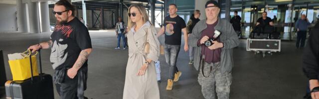 (VIDEO) NAŠA PEVAČICA SLETELA U SRBIJU Namunjila se, svi se okretali za njom, a oko ruke torbica od 3.000 evra
