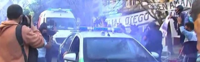 Lude scene iz Argentine: Maradonu voze na operaciju mozga, navijači ga ispraćaju kao božantsvo (VIDEO)