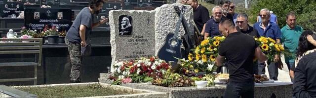 (VIDEO) Prijatelji ne zaboravljaju Boru Čorbu: "Depresivno je, ali stalno je neko na grobu"