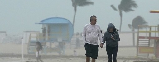 Oluja Eta pogodila Floridu, očekuje se da će ojačati u uragan