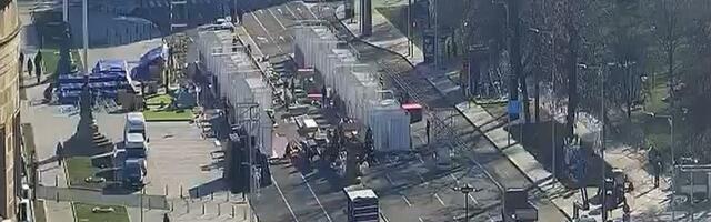 Uklonjeni šatori Ćacilenda ispred Skupštine Srbije, postavljaju se montažni objekti