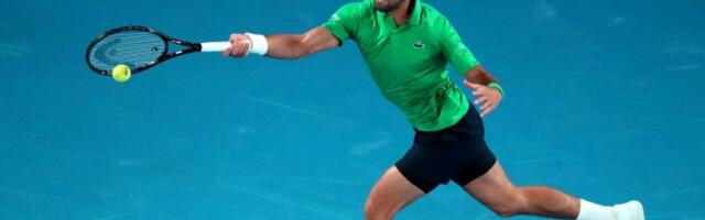 Novak lansirao loptu pored terena - tik pored glave devojčice: Navijači "pretrnuli" (VIDEO)