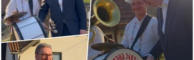 TRI KILOMETRA ASFALTA ZA SLAVICU! Pogledajte kako su Dragačevci Vučića u Kotraži dočekali uz trubače! (FOTO/VIDEO)