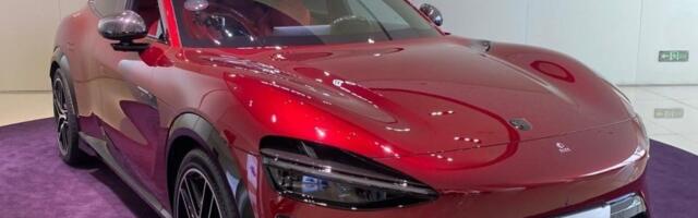 Vučić u "besnoj" mašini: Ovaj auto ide 350 km/h (FOTO)