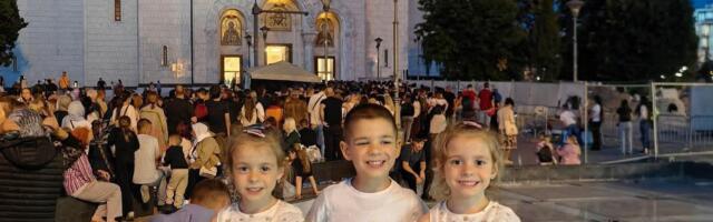 Molila sam se i nosila ga 2 godine, dok nisam dobila trojke: Marija sa decom 11 sati čekala da celiva Pojas