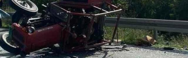 TRAGEDIJA U KOTRAŽI: Prevrnula se traktorska prikolica puna drva, poginuo muškarac