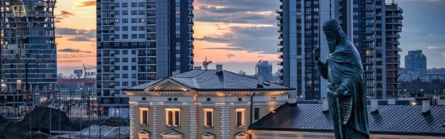 Spomenik i priključenija