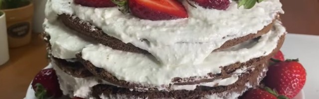 Torta sa čokoladnim biskvitom i kremastim filom