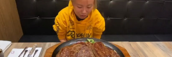 Devojka pojela 3 KG mesa za manje od pola sata