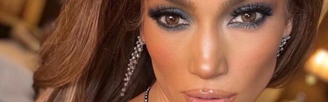 Evo zašto je plava senka savršeni izbor za novogodišnji makeup