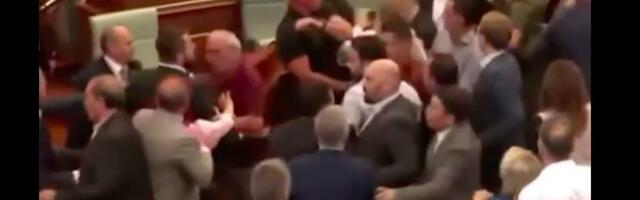 Kurtija polili vodom, jedan pogođen flašom, nastala velika tuča