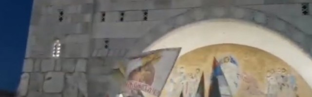 PODGORICA SIJA, OVO JE NAJSNAŽNIJA PORUKA MILU PRED IZBORE! Hiljade ljudi sa trobojkoma UZVIKUJE: NE DAMO SVETINJE! (VIDEO)