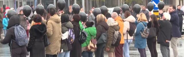Taksista krenuo na đake tokom protesta: ISKLJUČEN iz udruženja