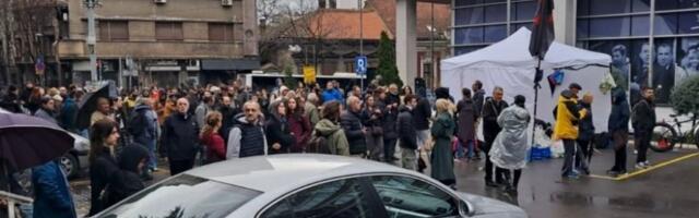 NASTAVLjA SE TEROR ISPRED RTS-a: Studenti blokaderi ne daju nikome da uđe u zgradu (FOTO)