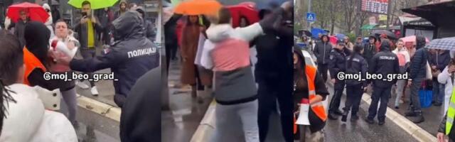 Incident u Rakovici: Žena napala đake tokom protesta (VIDEO)