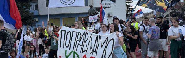 Studenti i maturanti, koji od Aranđelovca pešače do Kraljeva, stigli u Stragare i poručuju: Srbija je divna, nema Ćacija (VIDEO)