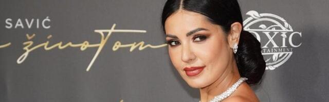 Bez šminke, u širokoj trenerci sa raščupanom kosom! Ovakvu Tanju Savić nikada nismo videli do sada (FOTO)