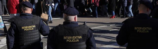 GAĐANJE FARBOM, CRNOKOŠULJAŠI I HAPŠENJE Incidenti obeležili antifa proteste u 4 hrvatska grada, fašizam živ i zdrav u komšiluku