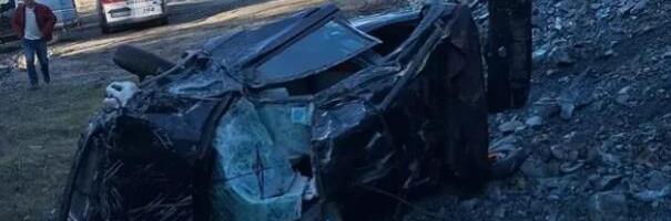 DEVOJKA (21) SA PROBNOM DOZVOLOM SLETELA SA LITICE, POGINULA NA MESTU: Horor fotografije saobraćajne nesreće kod Brusa, automobil POTPUNO UNIŠTEN (FOTO)