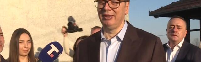 UŽIVO VUČIĆ OBILAZI DESTILERIJU PORODICE IVIĆ Predsednik obećao ulaganja u mestu Kopljare: Za tri dana počinjemo, a završićemo za 10!