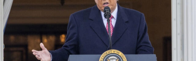 Трамп: Иран у стању колапса, траже да одмах отворимо Ормуски мореуз