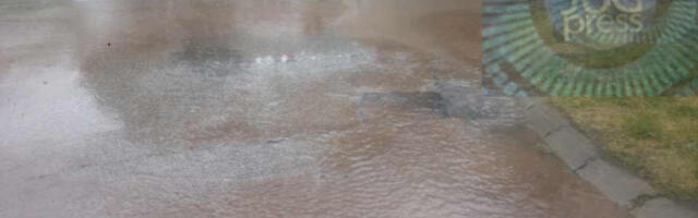 Čitaoci javljaju: U naselju Durlan u Nišu šiklja voda iz asfalta na kome se pojavila ogromna pukotina (VIDEO+FOTO)