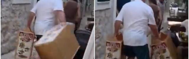 (VIDEO) SKANDALOZAN ISPAD U DALMACIJI! Vlasnik lokala divljački udario DEČIJA KOLICA, nastao opšti metež, meštani ZGROŽENI