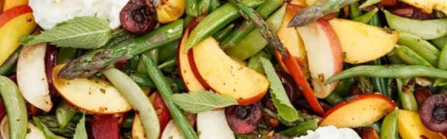Salata sa italijanskim sirom, voćem i šparglama