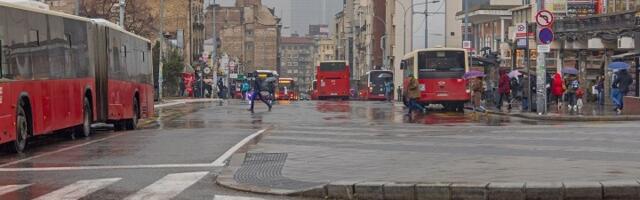 Vozač gradskog prevoza naglo zakočio, putnik povredio kičmu