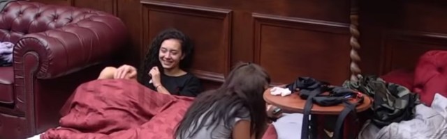 (VIDEO) Nije mu dovoljna jedna? Čorba završio u krevetu sa Paulom i Anđelom!