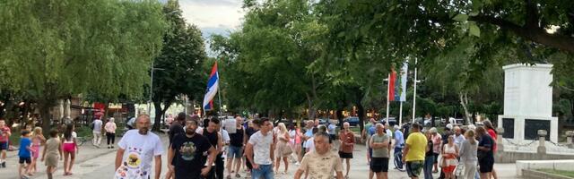 Incident ispred prostorija SNS u Prokuplju, pokazan srednji prst okupljenima
