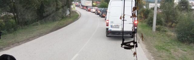 Zastoj na rampi kod Vranjske Banje: Kolona vozila čekala voz skoro 50 minuta