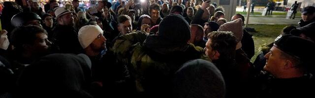 Incident u Mladenovcu: Vozač se zaleteo na okupljene građane