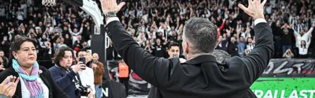 Ludnica u Istanbulu: Navijači sačekali Dušana Alimpijevića, on krenuo da igra – na poklon dobio svoju figuru /VIDEO/