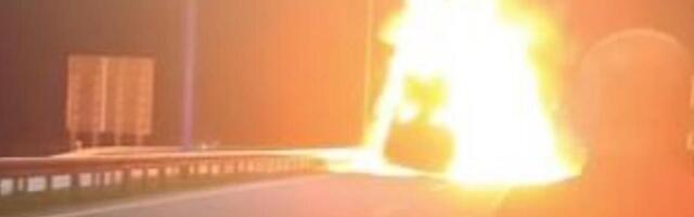 U BAČKOJ PALANCI PLAMEN PROGUTAO AUTOMOBIL! Vatra se razbuktala nasred ulice