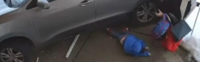 Horor ispred vrtića: Pijana autom naletela ma majku i decu, čudom se spasili! (VIDEO)