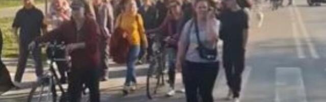 "Hrabrost je ženskog roda": Studenti i građani na ulicama NS (VIDEO)