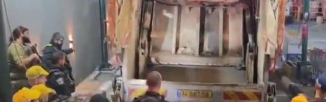 IZRAELSKI AGENTI OTVORILI KAMION ZA ĐUBRE I OSTALI U ŠOKU! Snimak obilazi svet: Evo šta se krilo u pregradama (VIDEO)