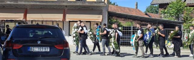 "Počivaj u miru anđele ": Sahranjen Andrej V. u rodnom selu Veliki Laole (FOTO/VIDEO)