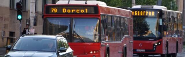 SNIMAK IZ GRADSKOG PREVOZA IZAZVAO BES GRAĐANA! Vozač izvređao trudnicu jer izlazi na prednja vrata! (VIDEO)