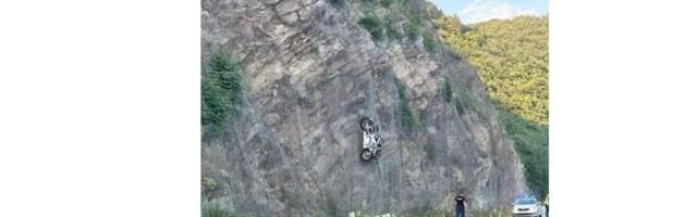 Nesvakidašnja scena nakon udesa - motor visi sa stene