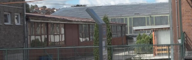 U dvorištu Tehničke škole „Jovan Žujović“ postavljena solarna smart klupa