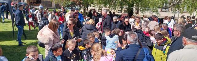 „Uskršnje radosti“ danas u Vlasotincu, mališani uživali na uskršnjem bazaru