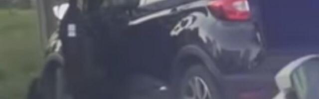 Užas u Kragujevcu: Automobilom uleteo na autobusko stajalište (VIDEO)