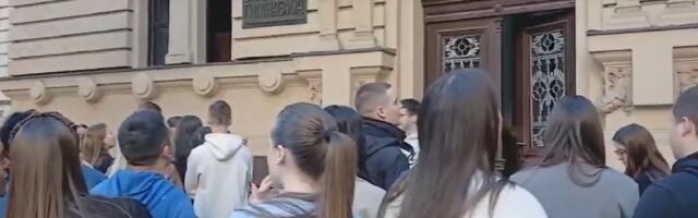 Učenici Valjevske gimnazije bojkotuju nastavu u znak podrške otpuštenim profesorima