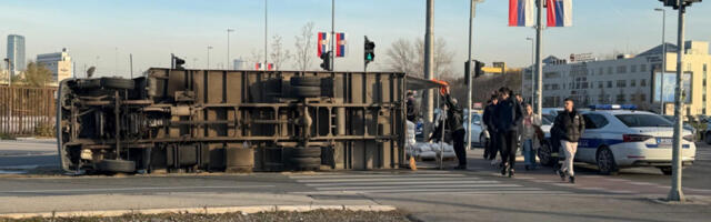 PREVRNUO SE KAMION POSRED PUTA Gužva na Novom Beogradu, policija na licu mesta
