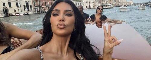 Kim i Kloi Kardašijan razbesnile javnost kupovinom štenaca za Božić, oglasila se i PETA