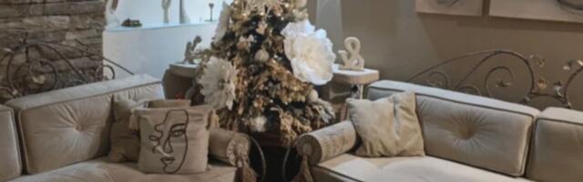 Pevačica ima najneobičniju jelku na estradi: Po njoj cveće, a sve je sama pravila - ovako nešto niste videli