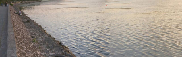 SKOČIO U LEDENI DUNAV KADA JE VIDEO DA SE DEVOJKA DAVI: Herojski čin novosadskog profesora!