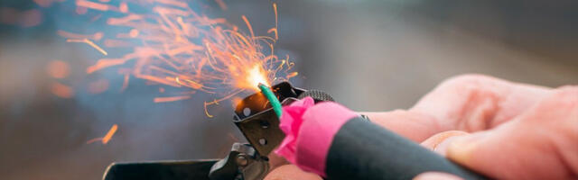 DEČAK IZGUBIO NEKOLIKO PRSTIJU! Delovi bačenih petardi ostali mu u ruci, a onda se dogodila tragedija